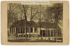 501344 Gezicht op de voor- en rechtergevel van het huis Lindenhoff (Rijksstraatweg 21) te Baambrugge (gemeente ...